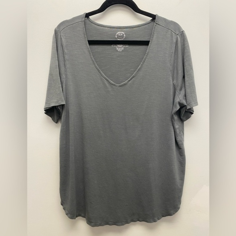 4 for $25 🍒 Maurices Green Short Sleeve V-Neck Tee Size 1x
